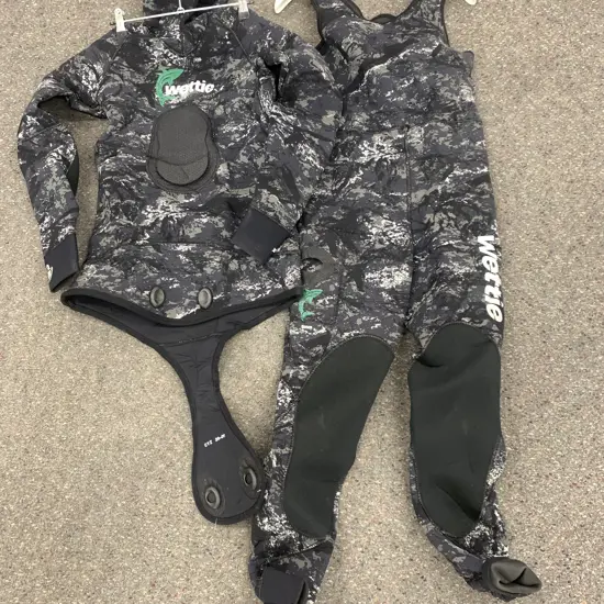 5 mm Commercial Wet Suit Open Cell 2 Pce Black Knight Camo Colour Small To Medium CYZ 20-06