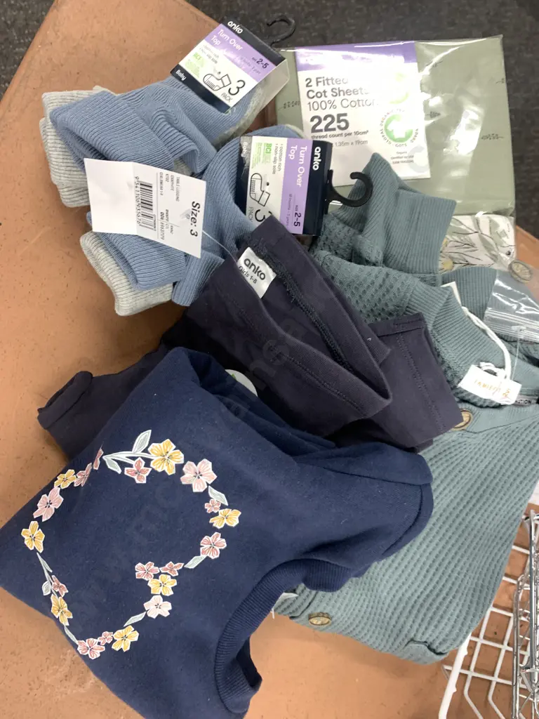 Anko Fitted Cot Sheets & Assorted Childrens Clothing Image 1++