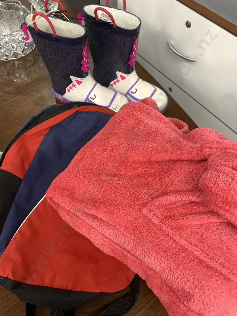 Hooded Dressing Gown SZ M, Childrens Gumboots, SZ UK11, Small Backpack With Diagonal Zip Image 1++