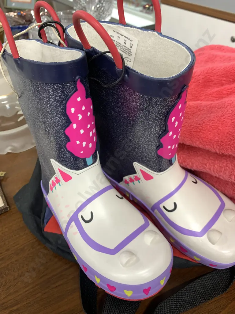 Hooded Dressing Gown SZ M, Childrens Gumboots, SZ UK11, Small Backpack With Diagonal Zip Image 1++
