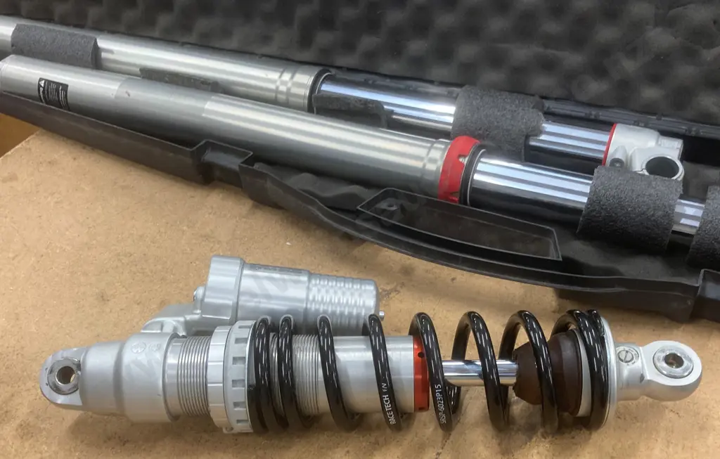 Motorbike Suspension Parts - WP XACT Rear Shock, Unbadged Front Forks In Padded Rifle Case Image 1++