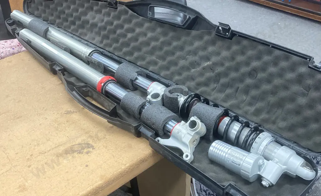 Motorbike Suspension Parts - WP XACT Rear Shock, Unbadged Front Forks In Padded Rifle Case Image 1++