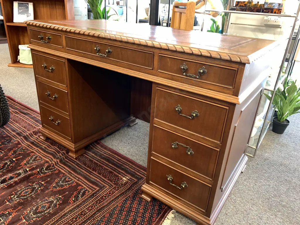 Vintage Mahogany Leather Top Kneehole Desk, 9 Drawers, Ornate Metal Drop Handles, H76 W121.5 D60.5cm Image 1++