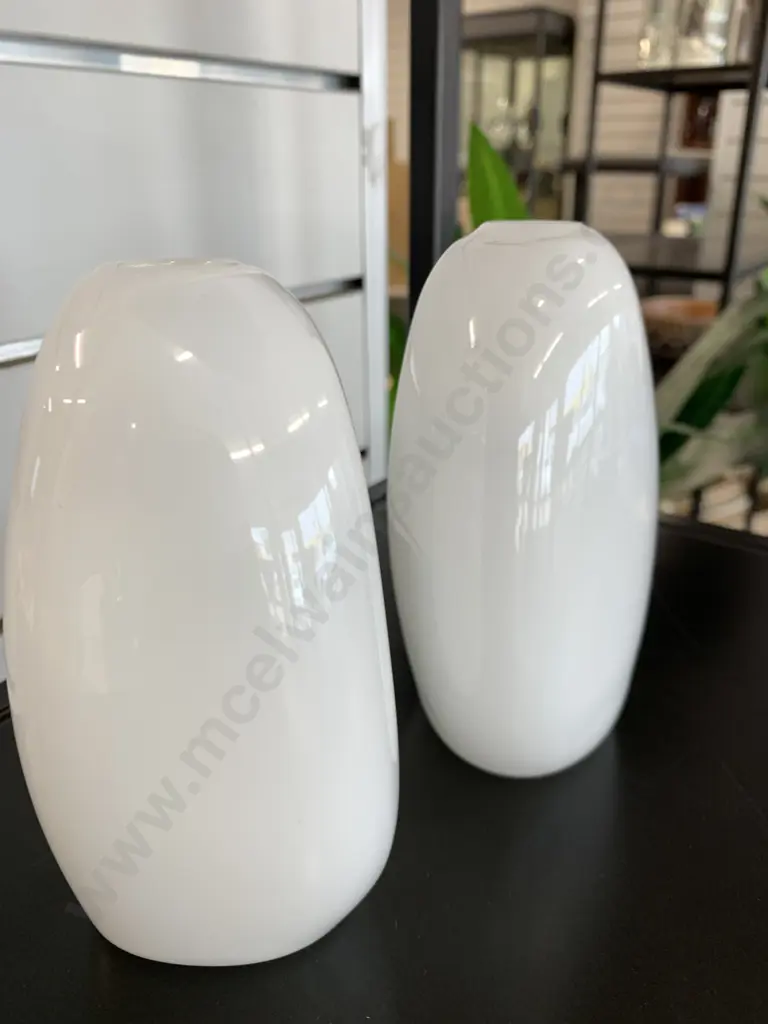 New White Iceberg Vases x 2, H12cm Image 1++