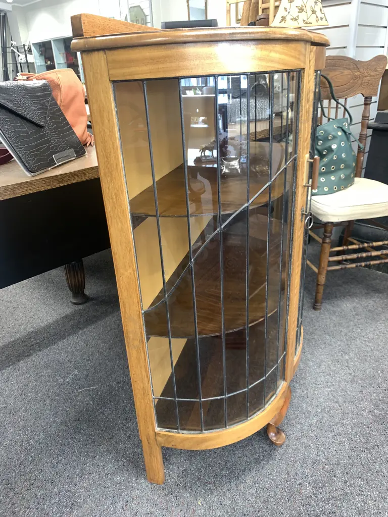 Art Deco Oak Leadlight Bow Front China Cabinet, Single Door With Key, H112 W96 D42cm Image 1++