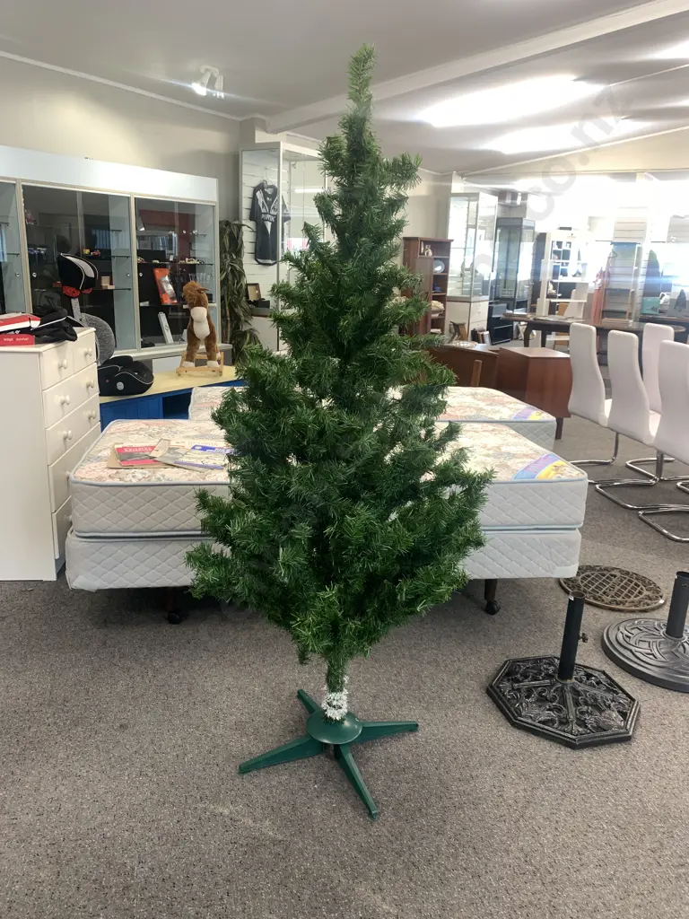 Christmas Tree - Deluxe 6' With 694 Tips Image 1++