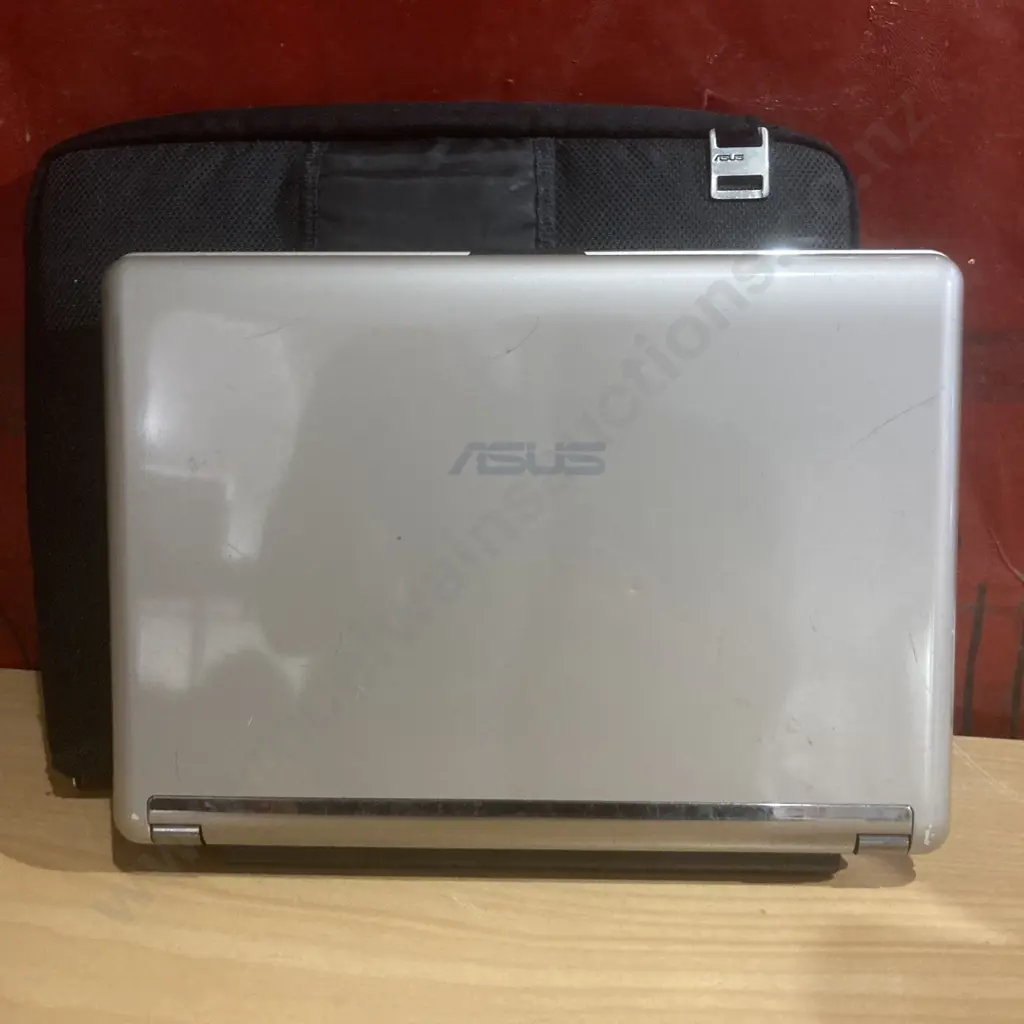 ASUS Laptop Model N10J, 10.2" WSVGA Display, 2GB, 250GB HD, Vista ULTI. Charger & Case (Only Runs With Power Supply On) Image 1++
