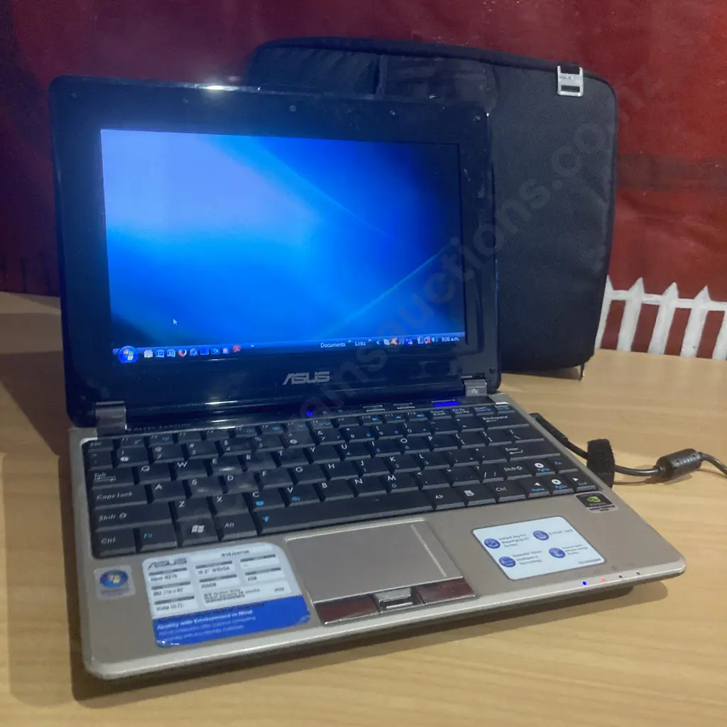 ASUS Laptop Model N10J, 10.2" WSVGA Display, 2GB, 250GB HD, Vista ULTI. Charger & Case (Only Runs With Power Supply On) Image 1++