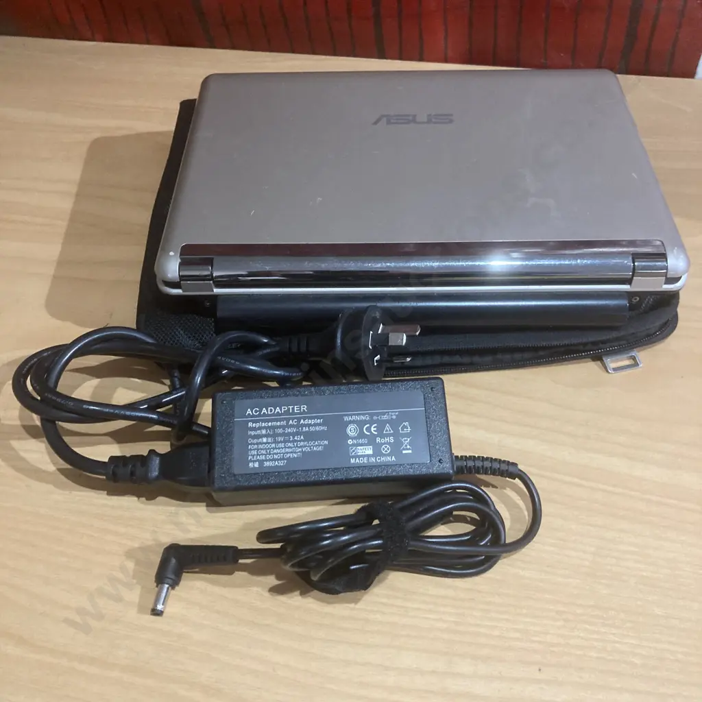 ASUS Laptop Model N10J, 10.2" WSVGA Display, 2GB, 250GB HD, Vista ULTI. Charger & Case (Only Runs With Power Supply On) Image 1++
