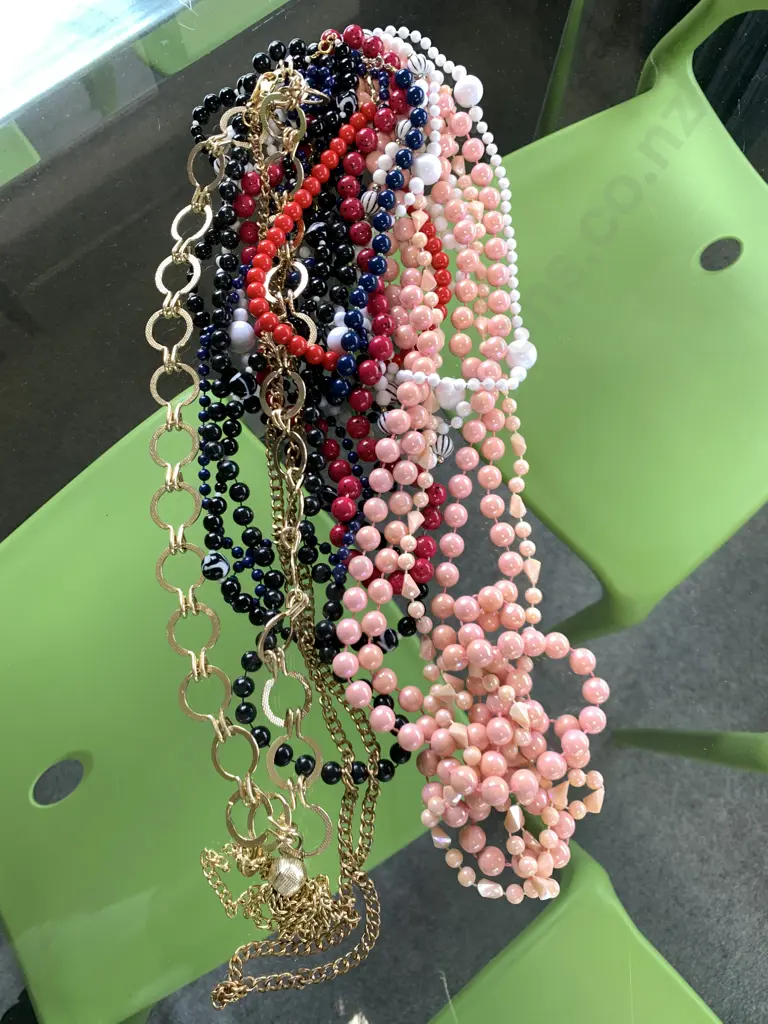 Assortment of Vintage Costume Jewellery, Beaded Necklaces Etc Image 1++