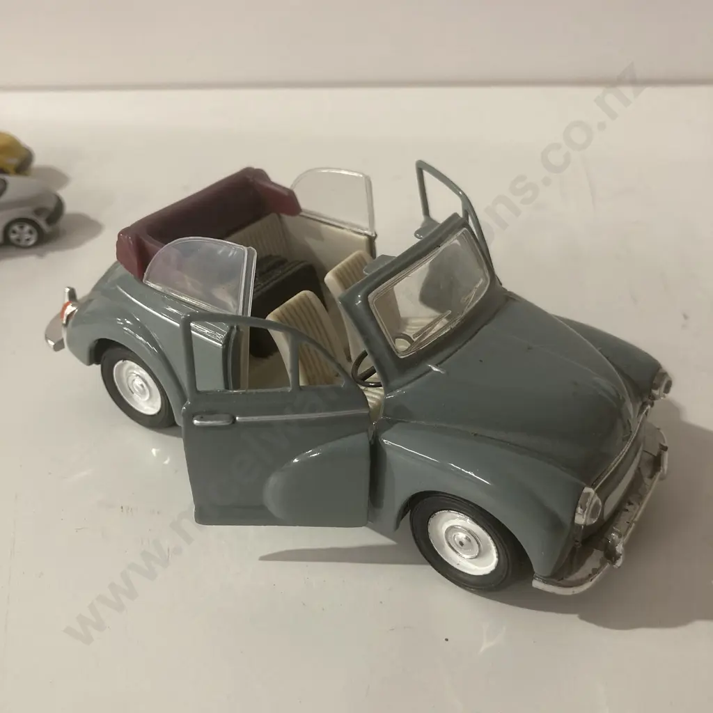 Saico 1/26 Diecast 1956 Morris Minor 1000 With 4 Diorama Chrysler PT Cruisers Image 1++