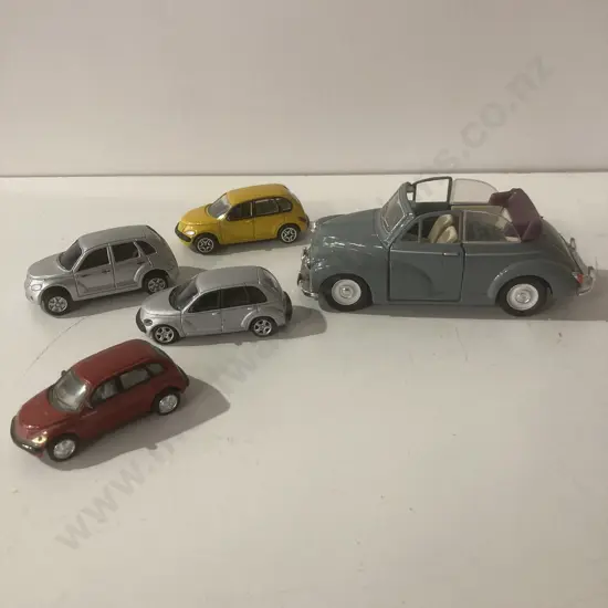 Saico 1/26 Diecast 1956 Morris Minor 1000 With 4 Diorama Chrysler PT Cruisers