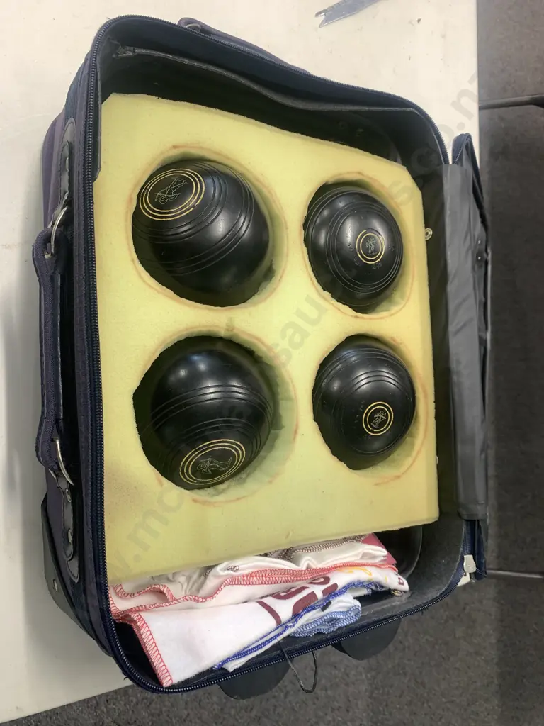 Set of NZBA Championship Lawn Bowls In a 'Flight' Wheeled Bag Image 1++