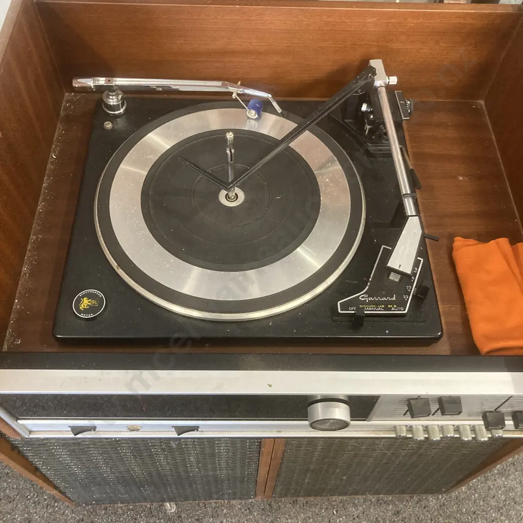 Vintage Majestic Stereo System & Pair of Speakers (Radio Works, Turntable Turns, No Illumination) Image 1++
