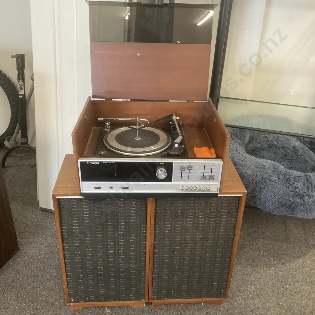 Vintage Majestic Stereo System & Pair of Speakers (Radio Works, Turntable Turns, No Illumination) Image 1++