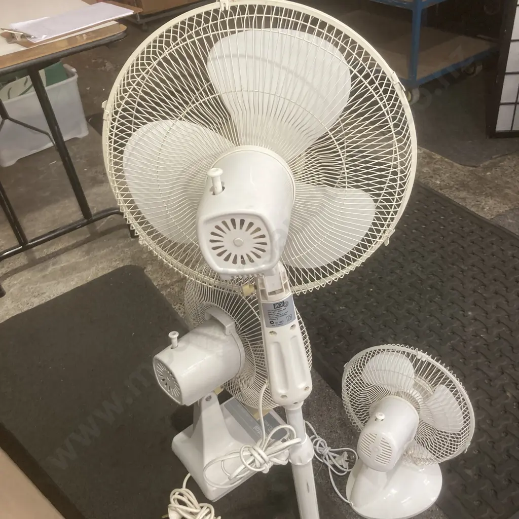 Lot of 3 Pedestal & Desk Fans Image 1++