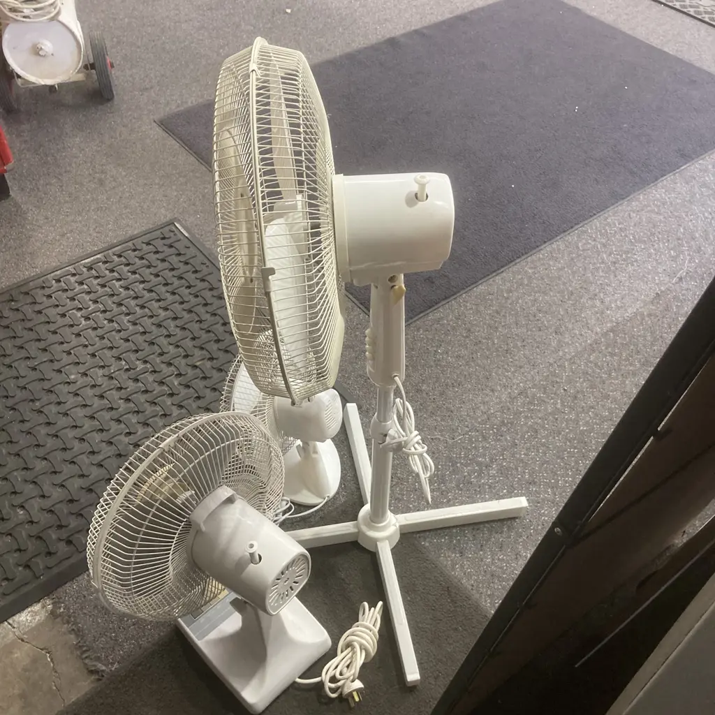 Lot of 3 Pedestal & Desk Fans Image 1++