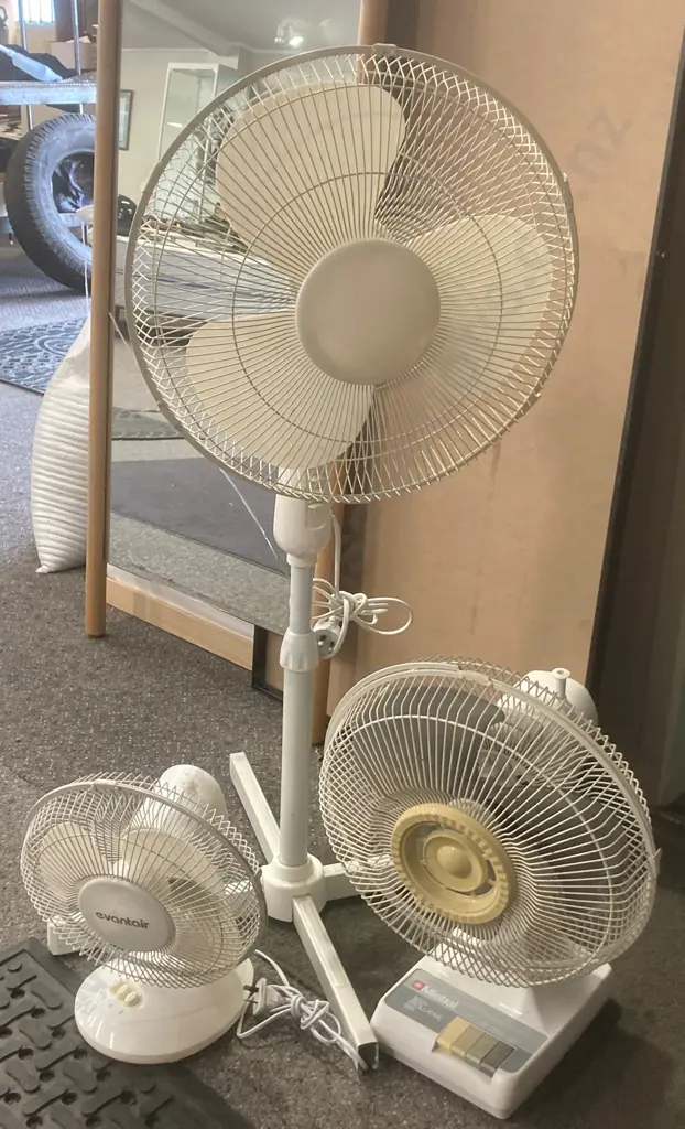 Lot of 3 Pedestal & Desk Fans Image 1++