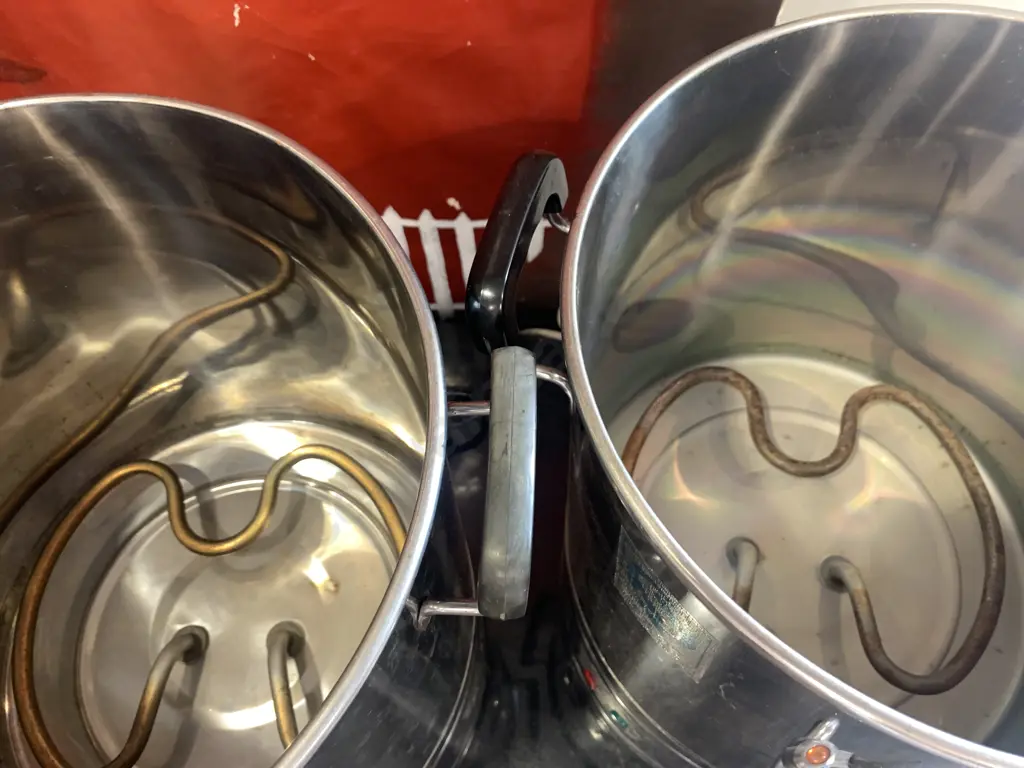 Pair of Henbao Hot Water Urns, 28 Litre Image 1++
