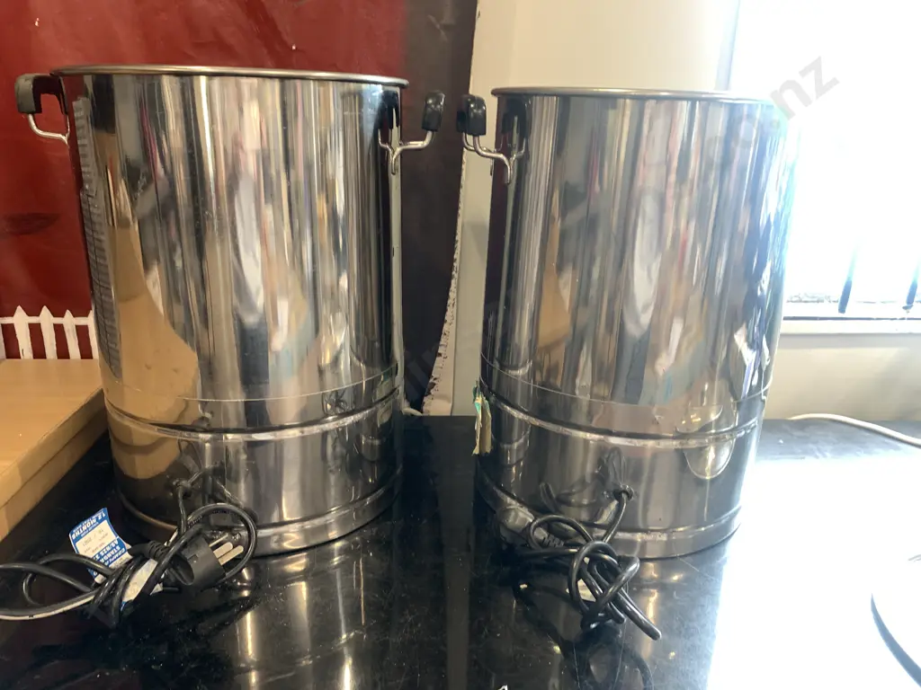 Pair of Henbao Hot Water Urns, 28 Litre Image 1++