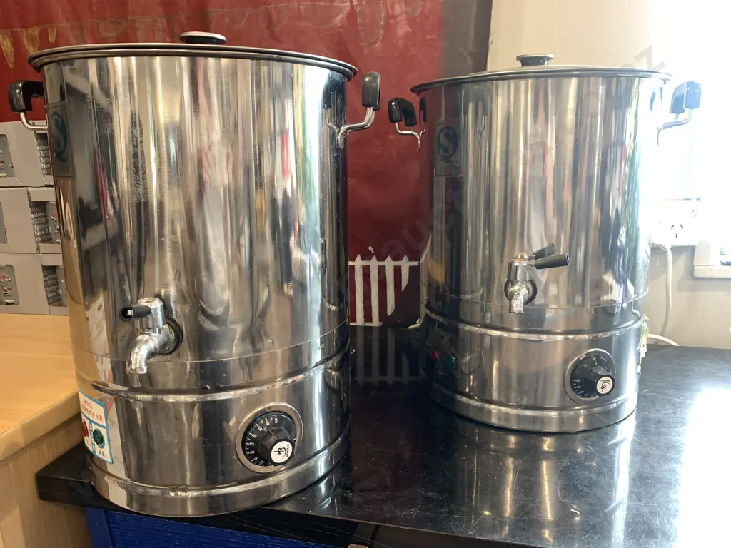 Pair of Henbao Hot Water Urns, 28 Litre Image 1++