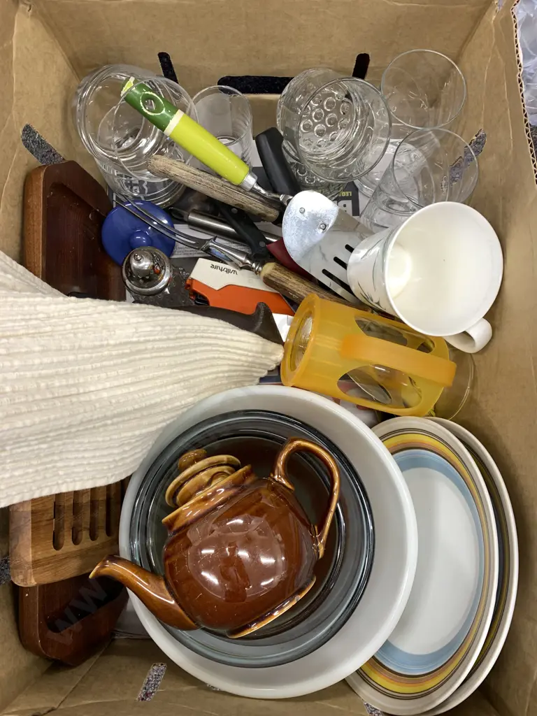 Box Lot Mixing Bowls, Teapot, Woodenware Etc Image 1++