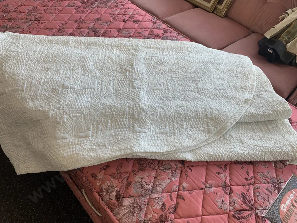 White Coverlet Relief Pattern 240 x 280cm Image 1++