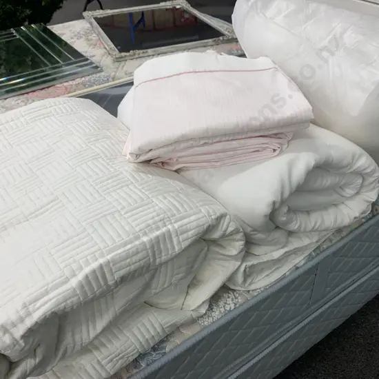 Lot of Assorted Linen, Single Valance, Duvet Inner, Square Pillow Inner Etc