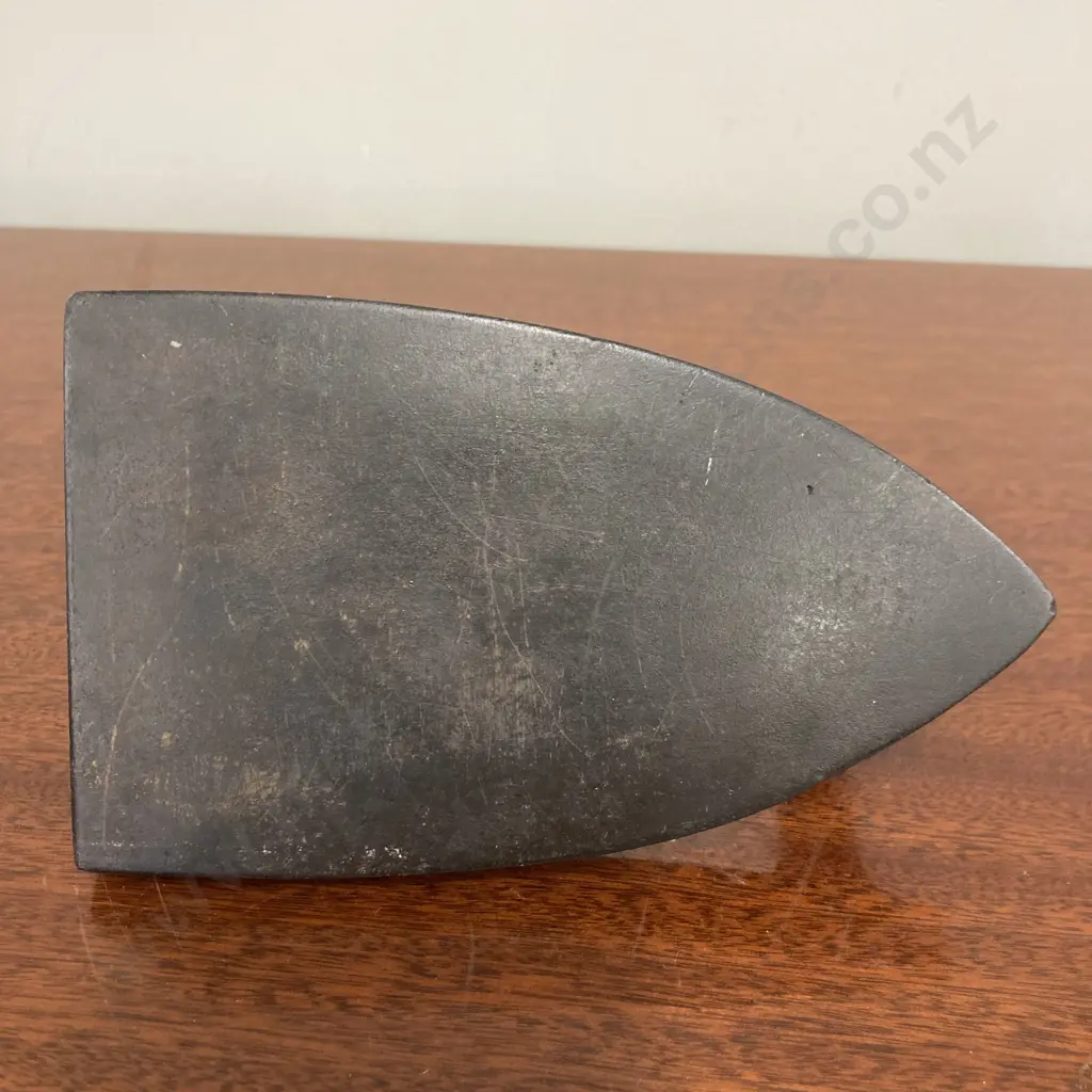 Antique Cast Iron Sad Iron, 8.5 x 16.5cm Image 1++