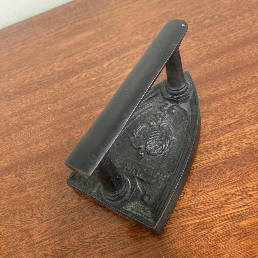Antique Cast Iron Sad Iron, 8.5 x 16.5cm Image 1++