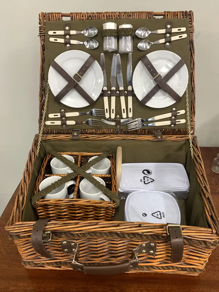 Deluxe 4 Person Wicker Picnic Hamper  Image 1++