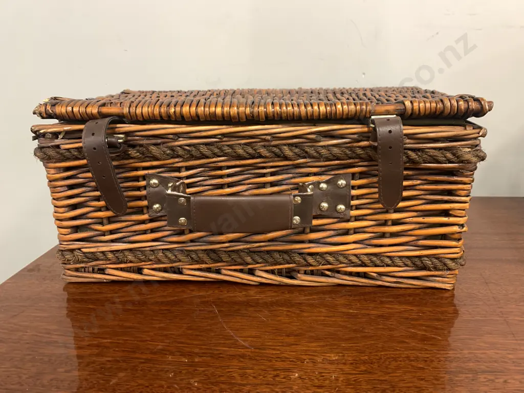 Deluxe 4 Person Wicker Picnic Hamper  Image 1++