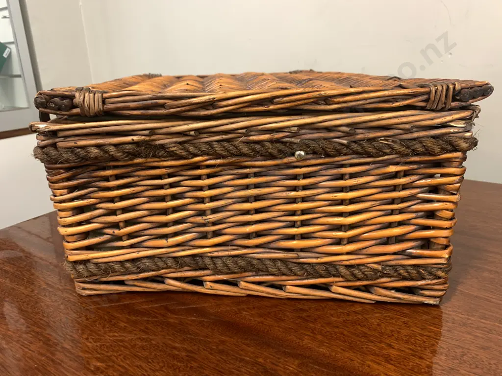 Deluxe 4 Person Wicker Picnic Hamper  Image 1++
