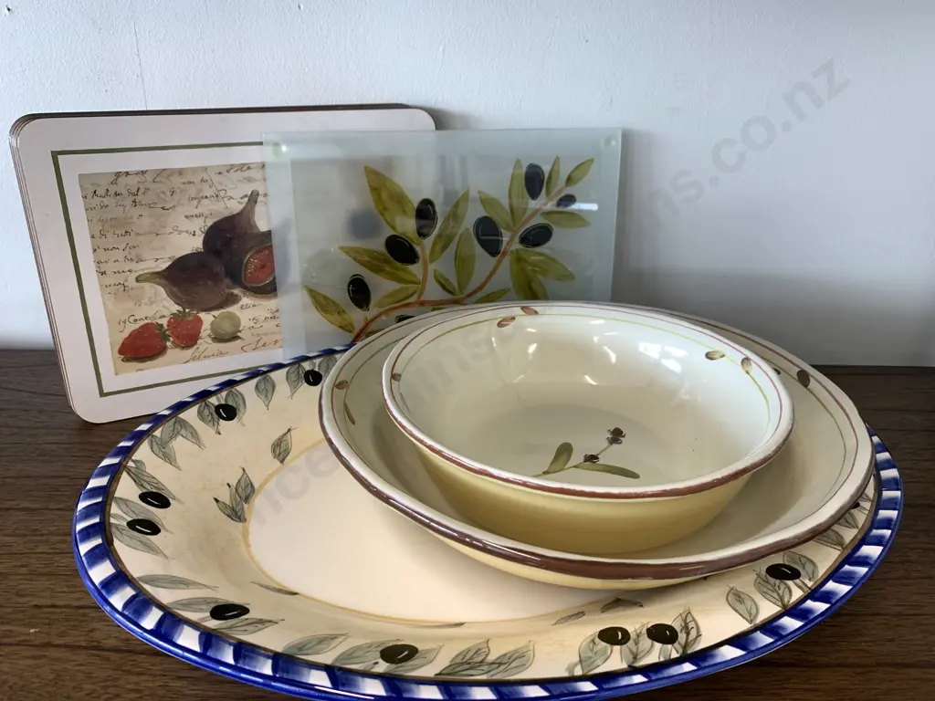 Selection of Platters, Bowls, Placemats 'Olives' Image 1++