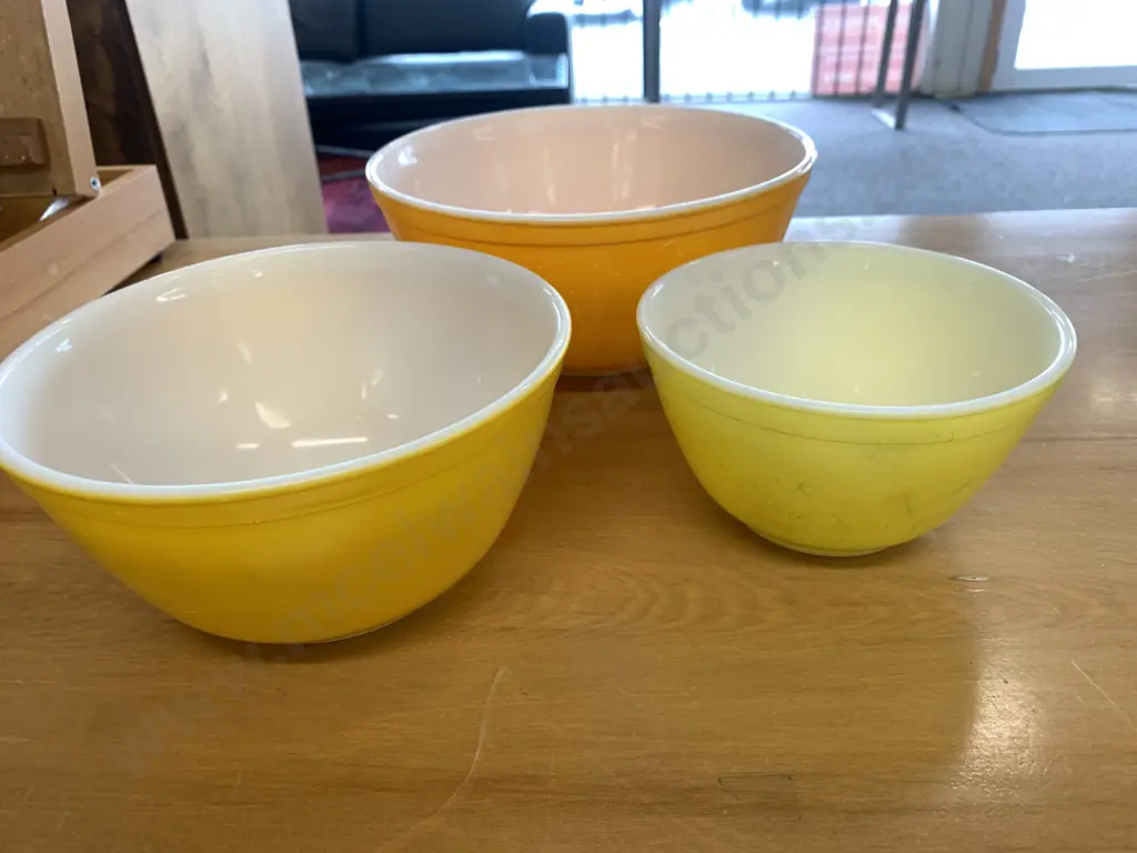 Set of 3 Pyrex Mixing Bowls Image 1++