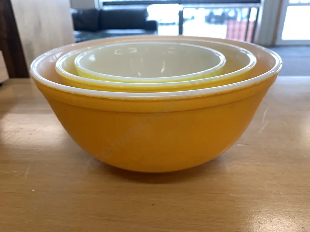 Set of 3 Pyrex Mixing Bowls Image 1++