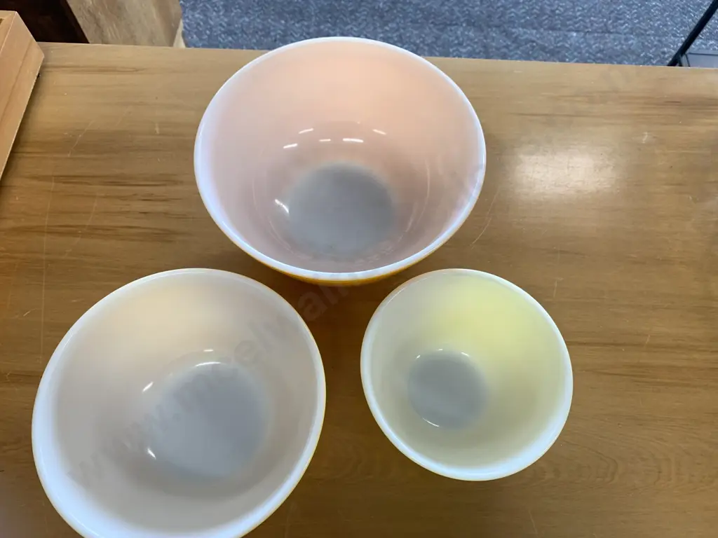 Set of 3 Pyrex Mixing Bowls Image 1++