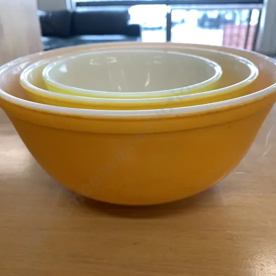 Set of 3 Pyrex Mixing Bowls