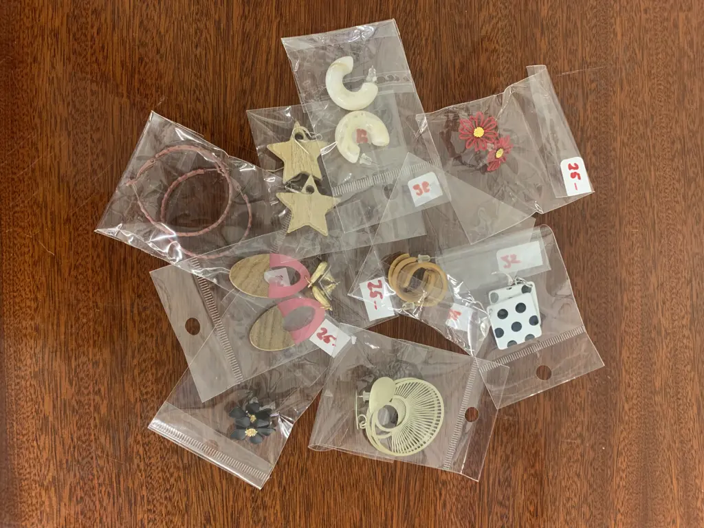 Selection of 9 Costume Jewellery Earrings New In Packets Image 1++