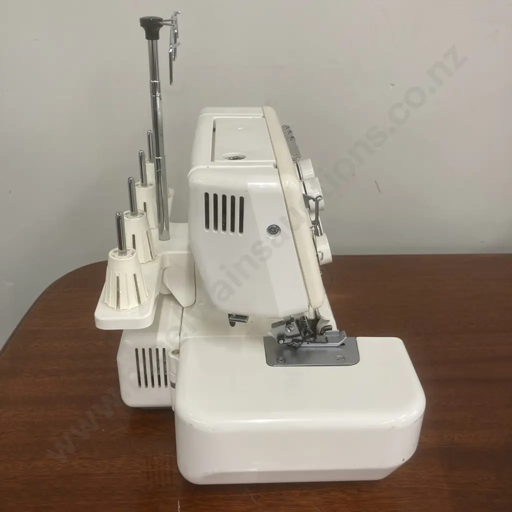 Janome 3 / 4 Overlocker EZY_Lock 304D Differential Feed Image 1++