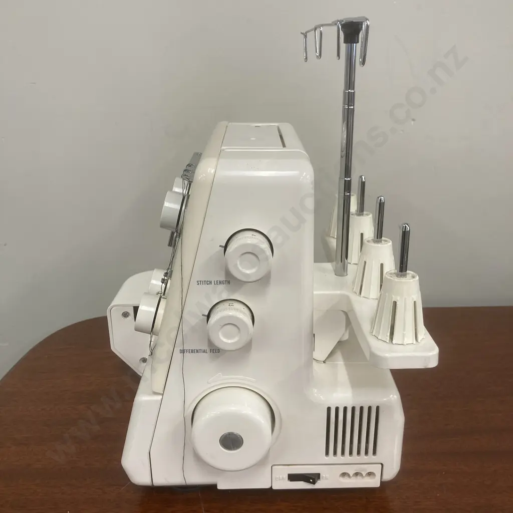 Janome 3 / 4 Overlocker EZY_Lock 304D Differential Feed Image 1++