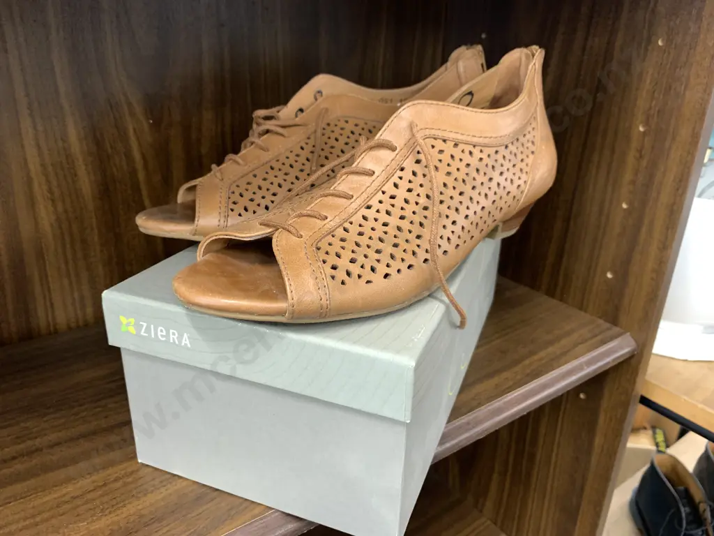 New Ladies Zierra Idaho Tan Shoes, Sz 40 Image 1++