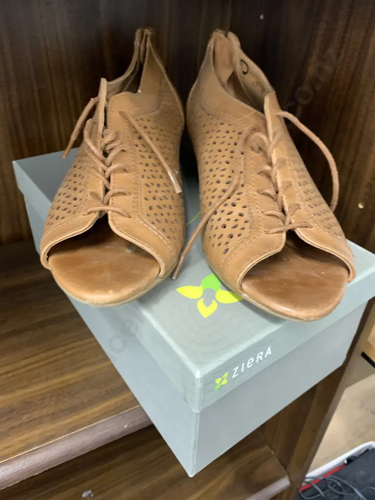 New Ladies Zierra Idaho Tan Shoes, Sz 40 Image 1++