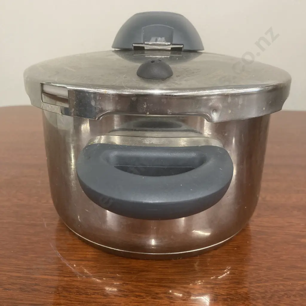 WMF Perfect Pressure Cooker 2.5L Image 1++
