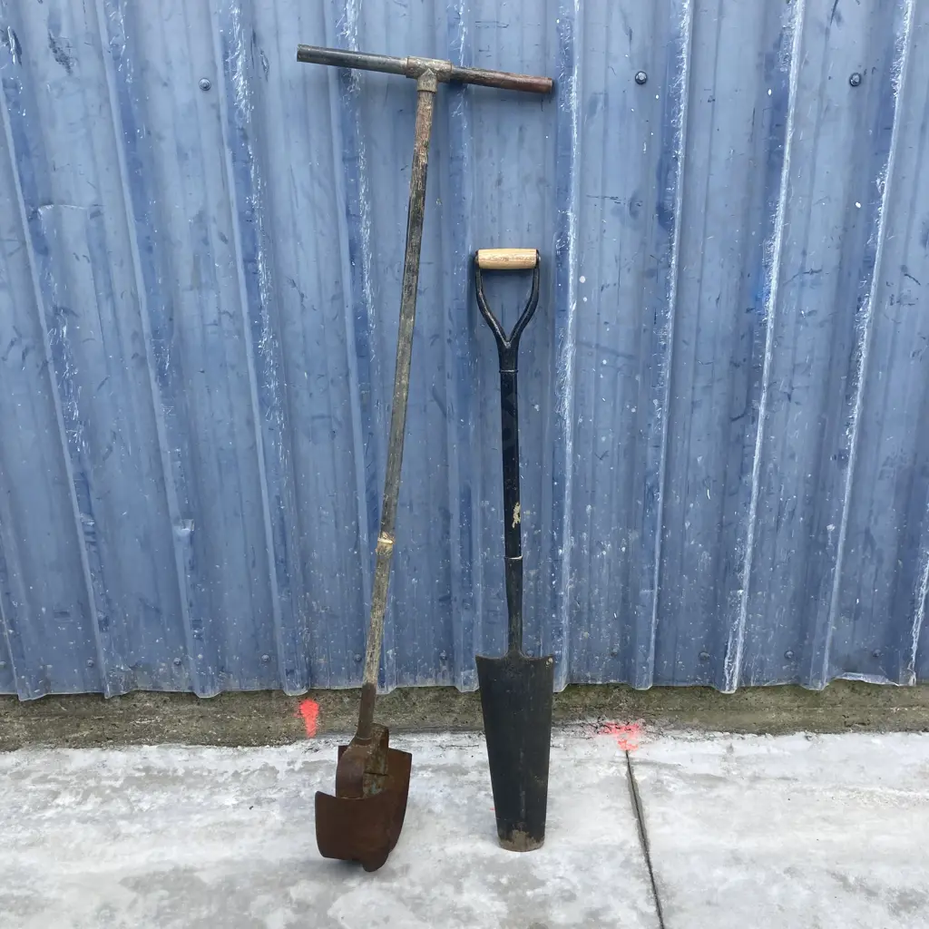 Vintage Manual Post Hole Digger With Steel Handle, L144cm, & a Dagger Spade Image 1++