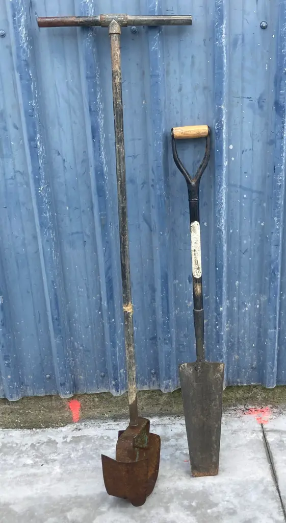 Vintage Manual Post Hole Digger With Steel Handle, L144cm, & a Dagger Spade Image 1++