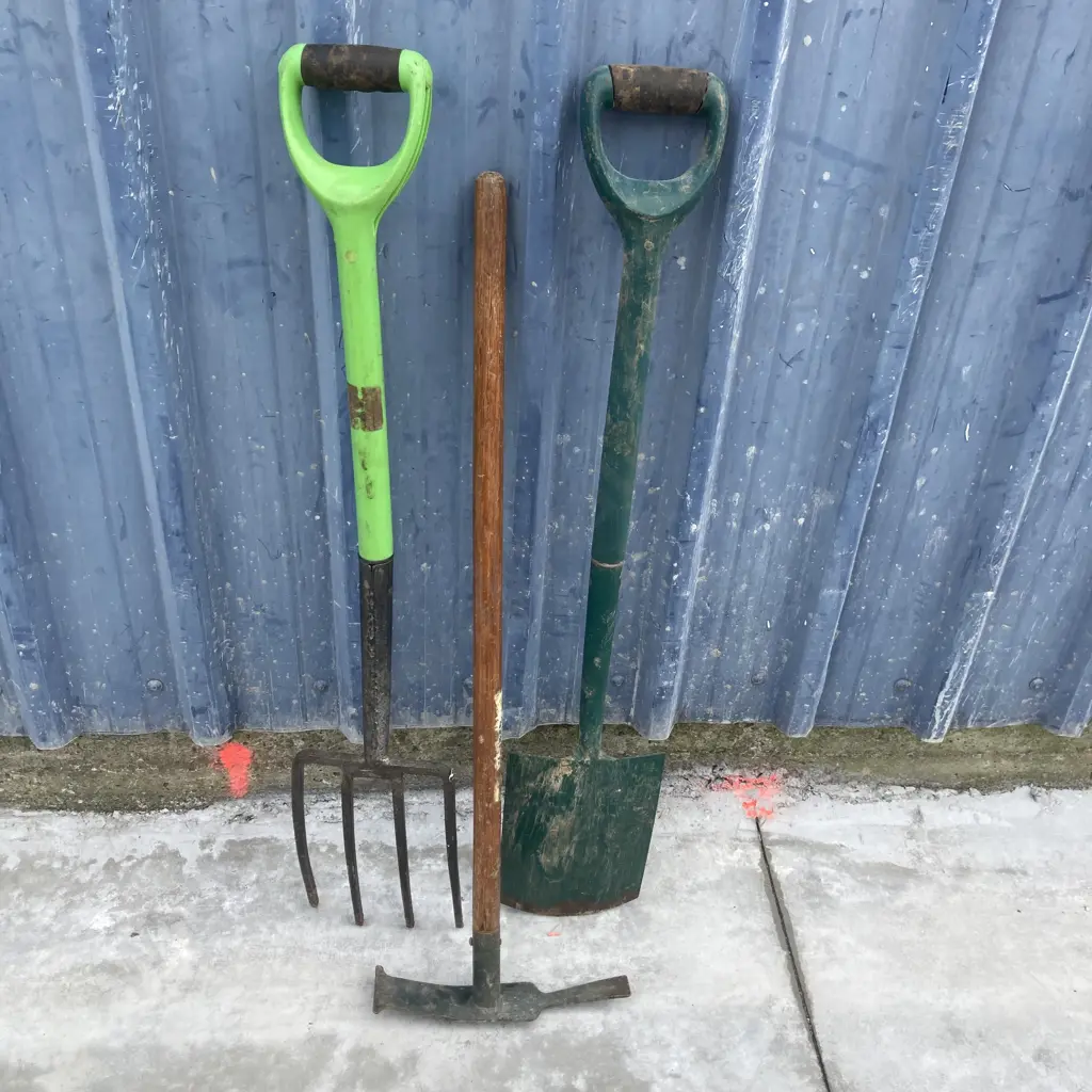Garden Fork, Spade & Hoe Image 1++
