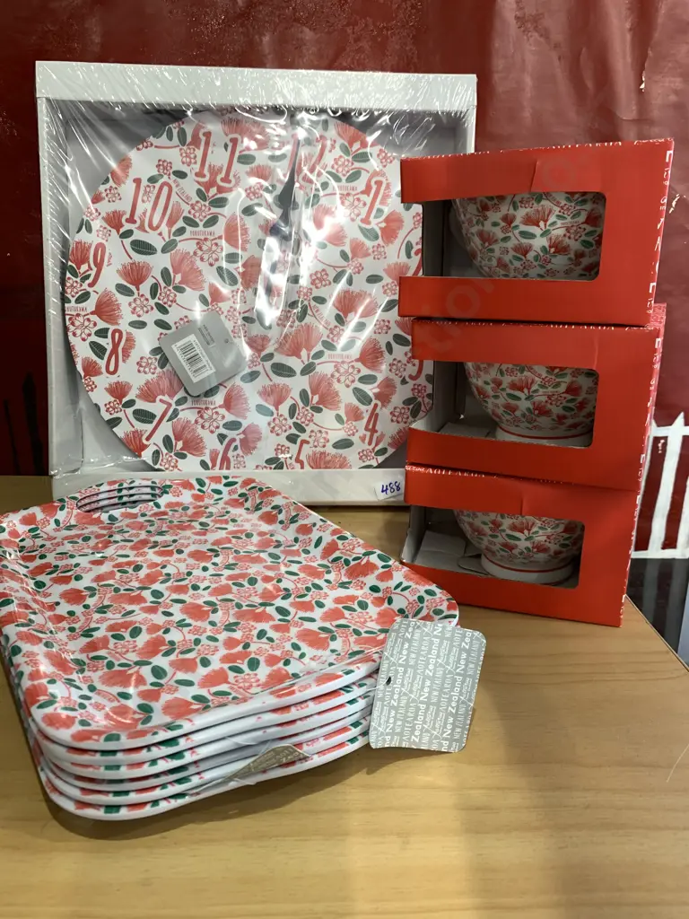 Kiwiana Hansen & Berry Ltd (h&b Design) 'Pohutakawa' Wall Clock With 3 Mugs & 6 Trays Image 1++