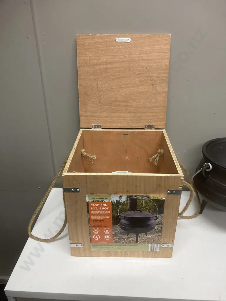 Unused 8 Litre Cast iron Potjie Pot In Wooden Case With Rope Handles, Adventuridge Image 1++