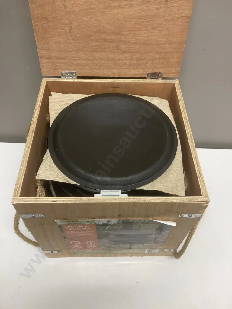 Unused 8 Litre Cast iron Potjie Pot In Wooden Case With Rope Handles, Adventuridge Image 1++